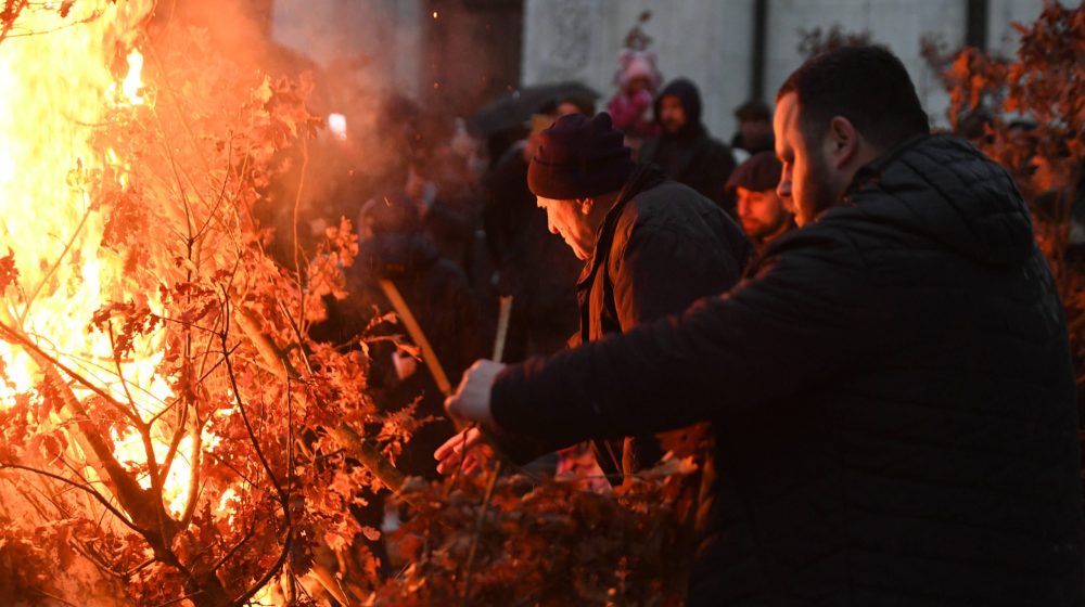(FOTO) Veliki broj vernika palio badnjak ispred Hrama Svetog Save na Vračaru 9