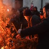 (FOTO) Veliki broj vernika palio badnjak ispred Hrama Svetog Save na Vračaru 6