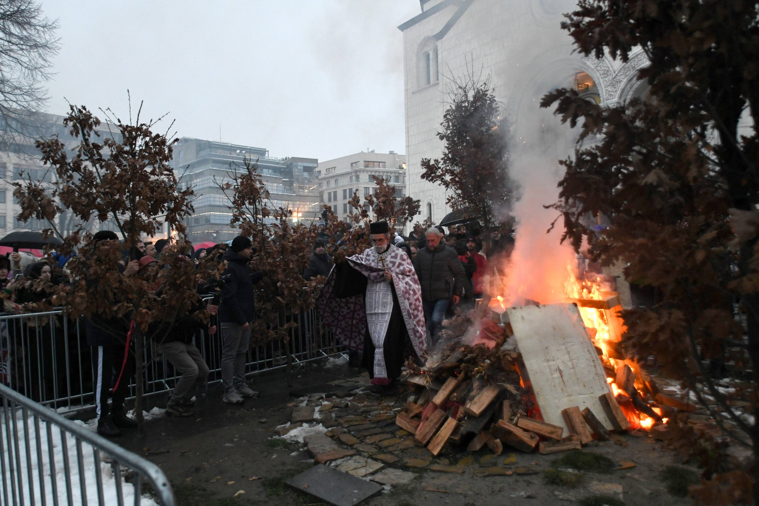(FOTO) Veliki broj vernika palio badnjak ispred Hrama Svetog Save na Vračaru 2