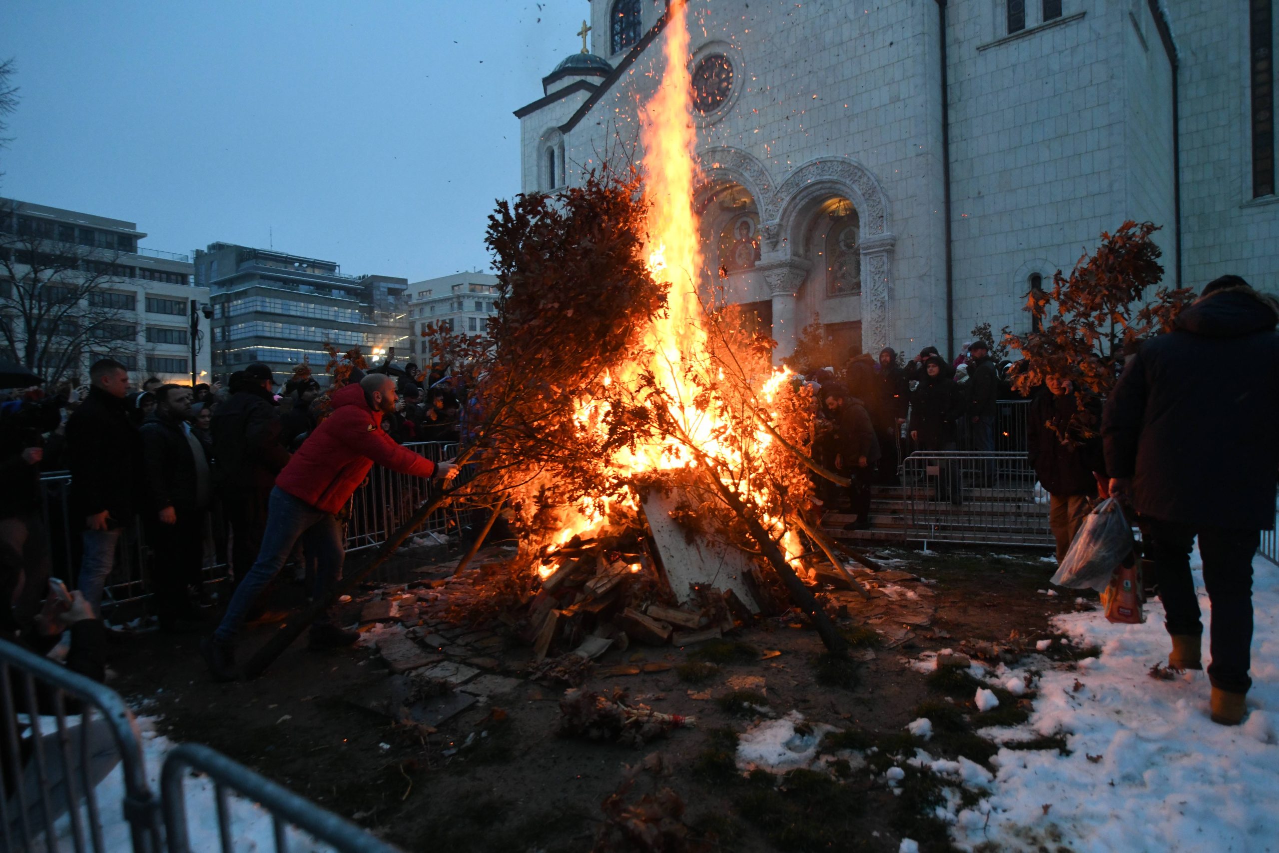 (FOTO) Veliki broj vernika palio badnjak ispred Hrama Svetog Save na Vračaru 7