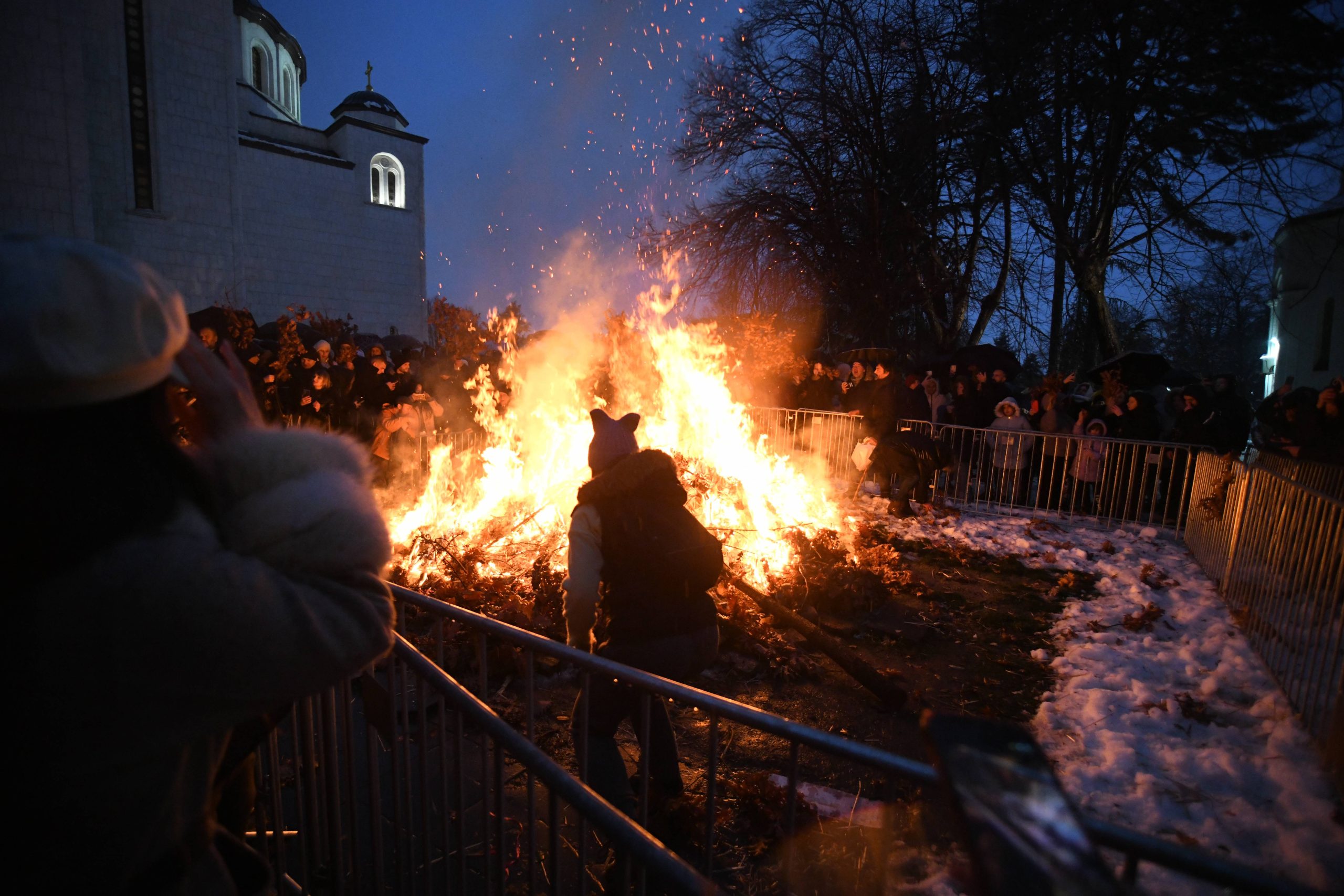 (FOTO) Veliki broj vernika palio badnjak ispred Hrama Svetog Save na Vračaru 9