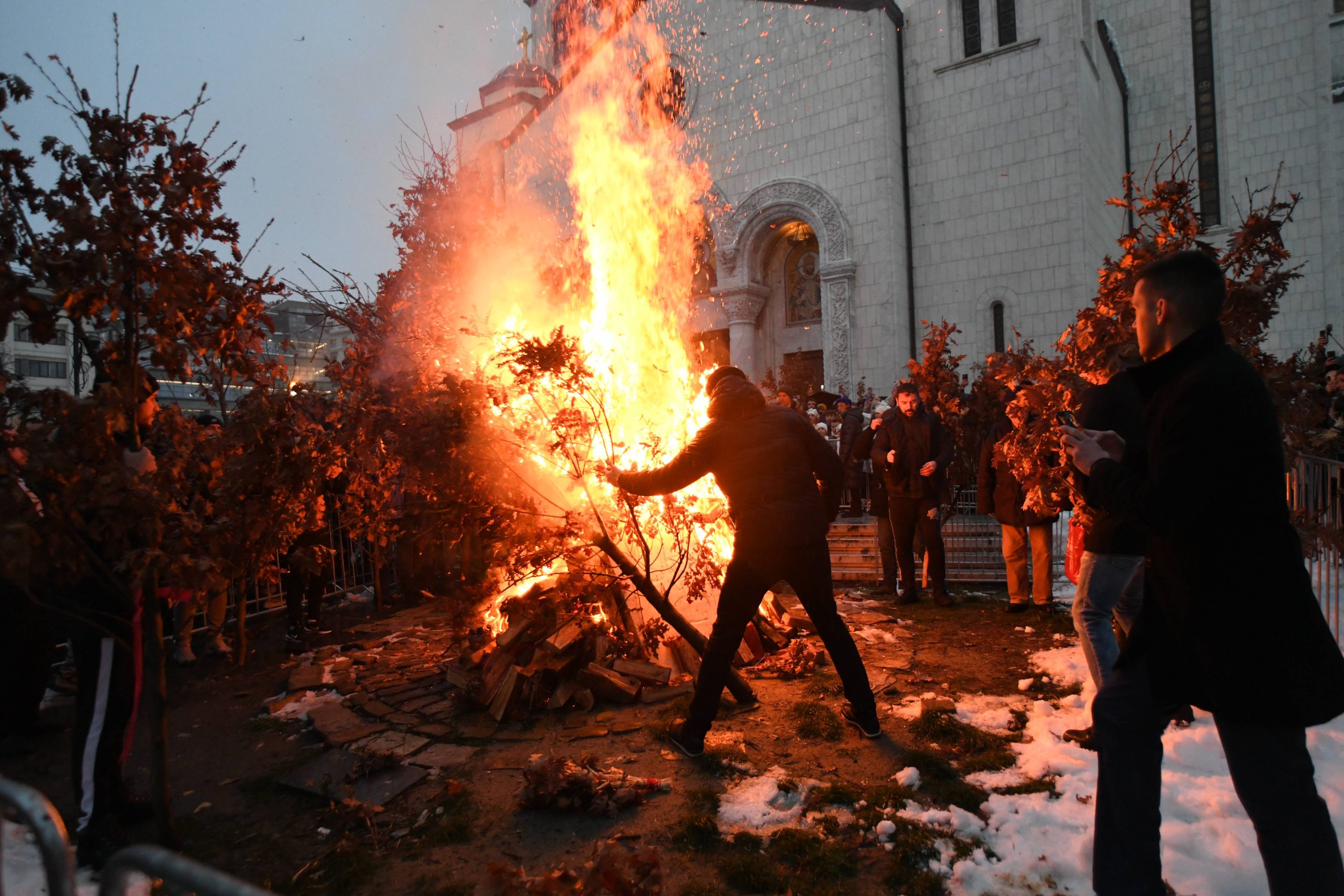 (FOTO) Veliki broj vernika palio badnjak ispred Hrama Svetog Save na Vračaru 8