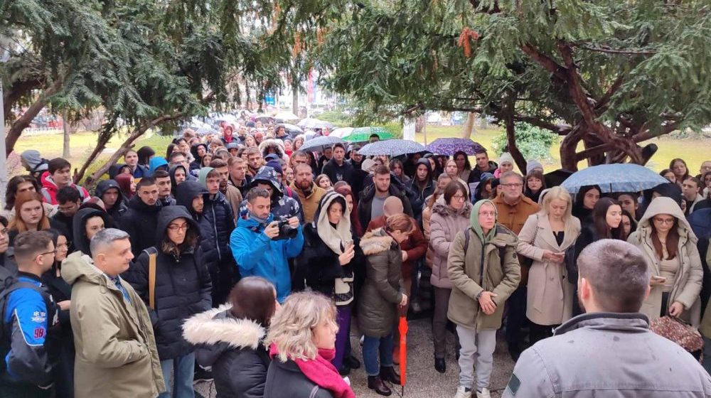 Nikad ne zaboravljamo, pamtimo: Studenti PMF-a u Kragujevcu održavaju 16 minuta ćutanja za nastradale u Novom Sadu 8