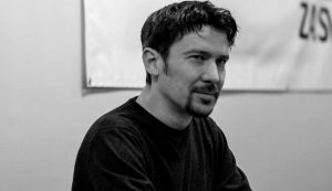 Na izmaku godine skandaloznih režimskih udara na kulturu, kakvi se ne pamte u našoj istoriji, u okolnostima represije, cenzure, masovnih protesta umetnika, zatvaranja pozorišta, nebrojenih problema i neviđenih poniženja, uprkos svemu, dogodilo se nešto potpuno neočekivano, kao što nam se dogodio i gerilski ne:Bitef - u Somboru su 17. decembra podignute zavese nove, nezavisne pozorišne i umetničke scene "Kuća"