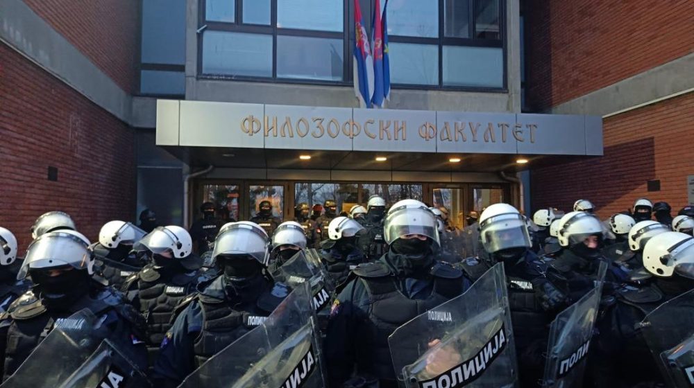 Policija potiskuje studente na Filozofskom u Novom Sadu: Stiglo oko 20 marica (FOTO; VIDEO) 4