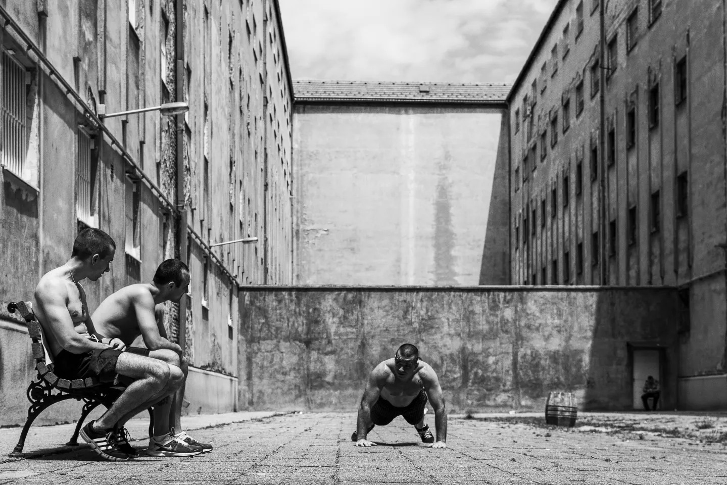 Izložba fotografija „Kontradiktorna sistemska anomalija“ u UK Parobrod 2