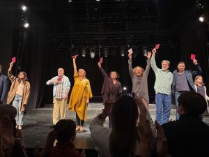 Studentski indeksi na kraju 100. izvođenja predstave Vrat od stakla 15