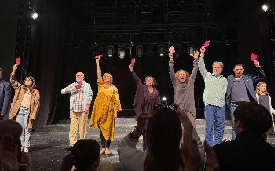 Studentski indeksi na kraju 100. izvođenja predstave Vrat od stakla 7