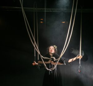 Siroto, moćno pozorište, uporno i neuništivo, bori se da preživi, hrane ga glad i nepravda, zabrane i ignoracija: Mesec nezavisne scene u Bitef teatru 16