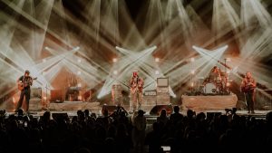 Jedan od najuzbudljivijih svetskih bluz rok bendova KALEO po prvi put će nastupiti u Srbiji 12. juna u jedinstvenom ambijentu Luke Beograd! Koncert je deo svetske turneje Way Down We Go, a povodom desetogodišnjice njihovog platinastog debi albuma A/B. Publika će imati priliku da uživo čuje pesme sa najnovijeg albuma Mixed Emotions, kao i najveće hitove koji su obeležili karijeru benda.