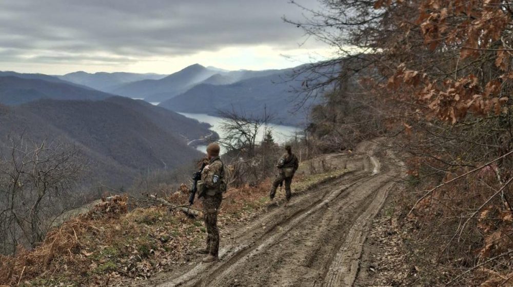 Letonski pripadnici KFOR-a nastavljaju patrole na Severu Kosova i duž administrativne linije (FOTO) 1