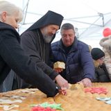 Svečano lomljenje božićne česnice ispred Hrama Svetog Save 8