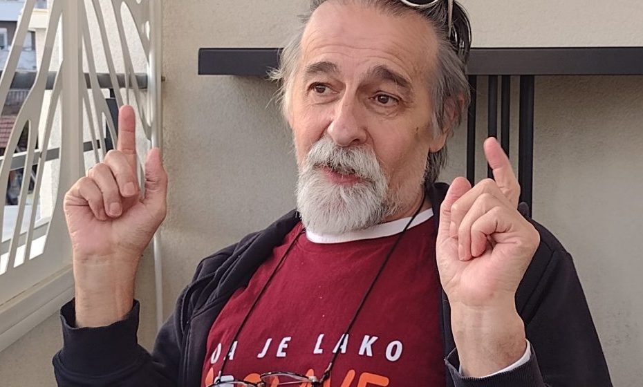 Priča, peva i piše: Ko je Miroslav Miletić, novinar kome je stigla fejk prijava za učešće na protestima? 11