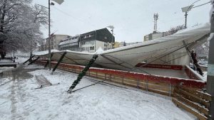 Urušila se nadstrešnica na klizalištu u Inđiji: Nema povređenih 31