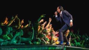 Velika svetska turneja Nick Cave &amp; The Bad Seeds započela je novu fazu 17. januara spektakularnim koncertom u Fremantle Parku u Pertu, a prvi nastup je već potvrdio ono što publika širom sveta nestrpljivo očekuje – koncerte na vrhuncu umetničke i emotivne snage jednog od najvažnijih muzičara našeg vremena.