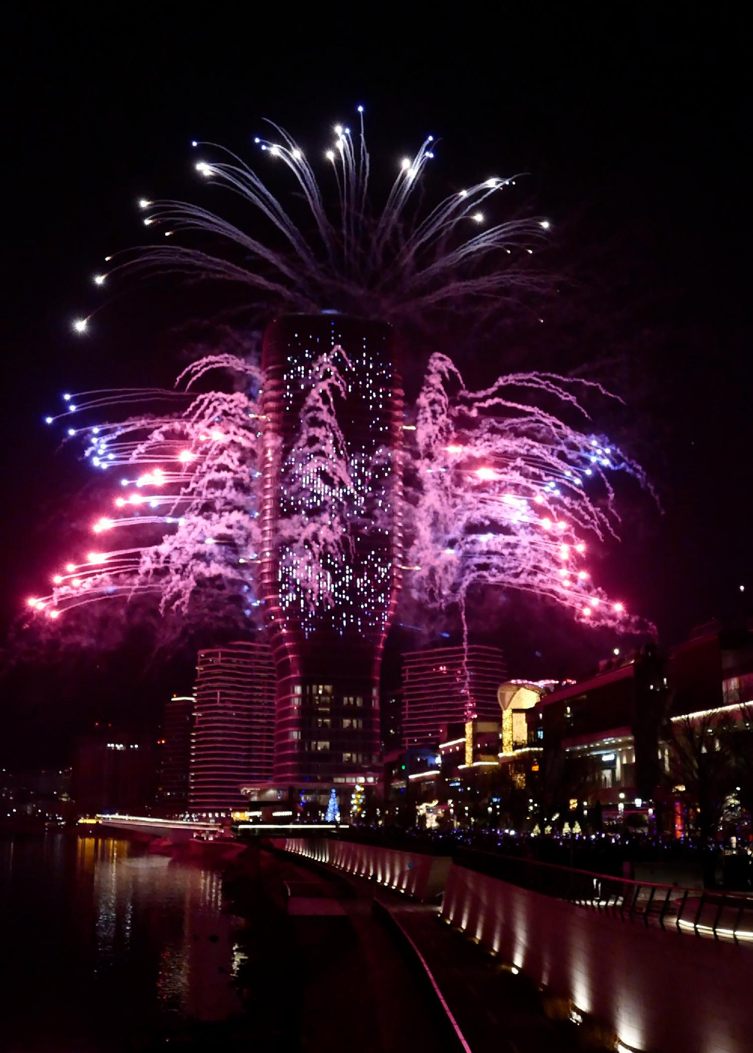Beograđani dočekali Novu godinu u centru grada i Beogradu na vodi uz vatromet (FOTO) 3 Beograđani dočekali Novu godinu u centru grada i Beogradu na vodi uz vatromet (FOTO) 3