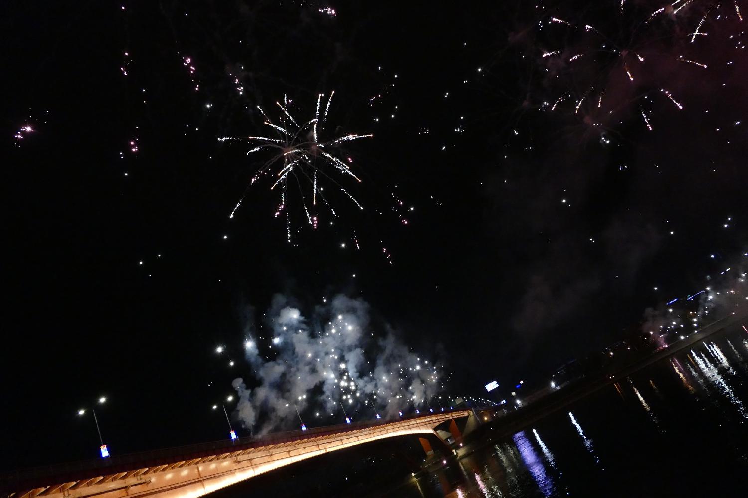 Beograđani dočekali Novu godinu u centru grada i Beogradu na vodi uz vatromet (FOTO) 4 Beograđani dočekali Novu godinu u centru grada i Beogradu na vodi uz vatromet (FOTO) 4