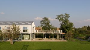 U trenutku kada savremena umetnička scena u regionu nosi teret ograničenih sredstava, slabih institucionalnih kapaciteta i sve prisutnije logike hiperprodukcije, pojavljivanje Mokrin House Art Colony deluje kao retko i osvežavajuće prisustvo.