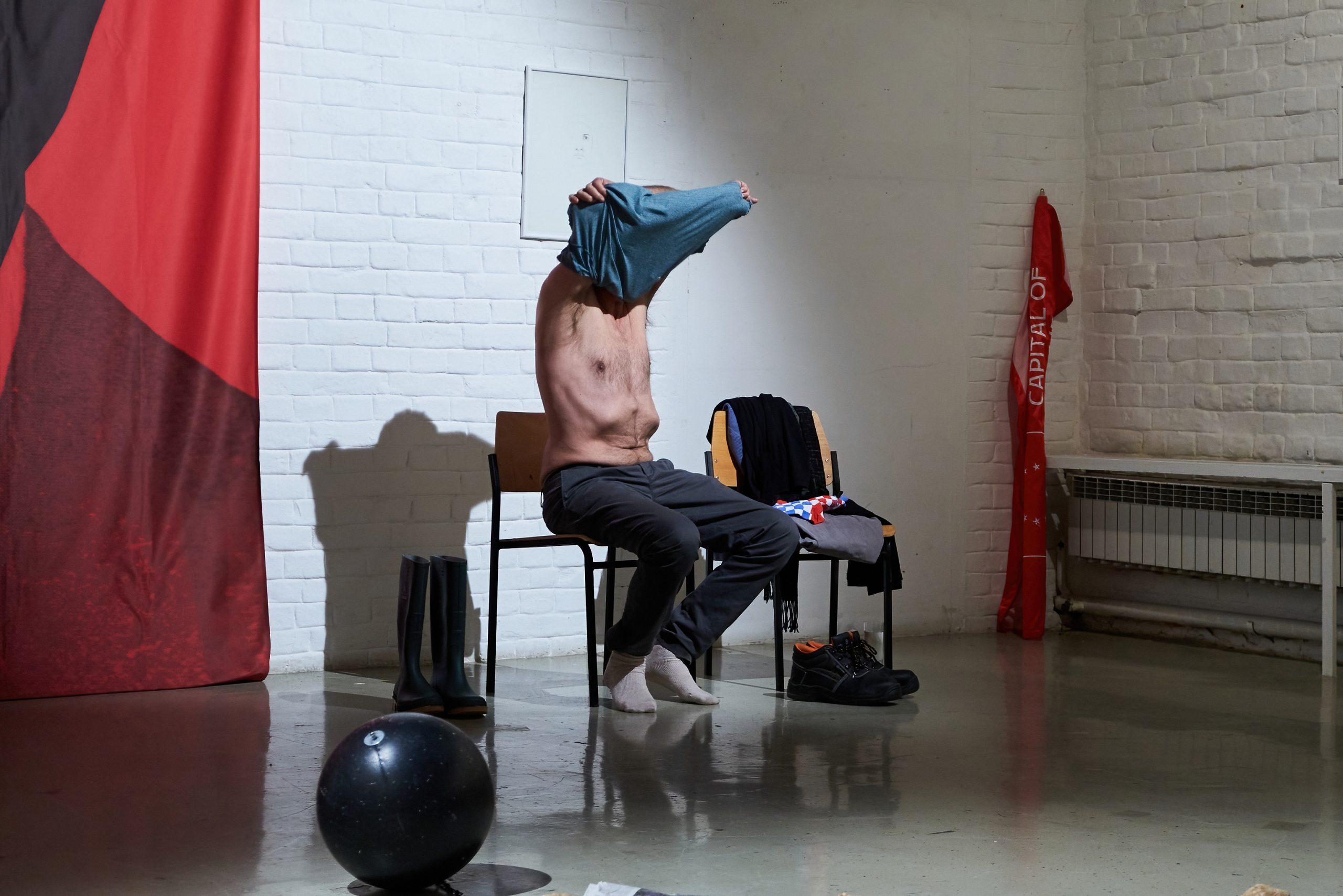 Performansi Slavena Tolja i Dragana Vojvodića u okviru izložbe InterMediaArt u Muzeju savremene umetnosti Vojvodine 1