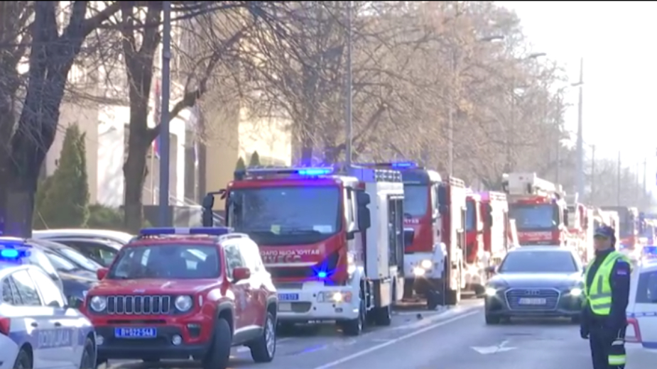 Gori krov zgrade Specijalnog suda u Ustaničkoj ulici u Beogradu, zaposleni evakuisani 11