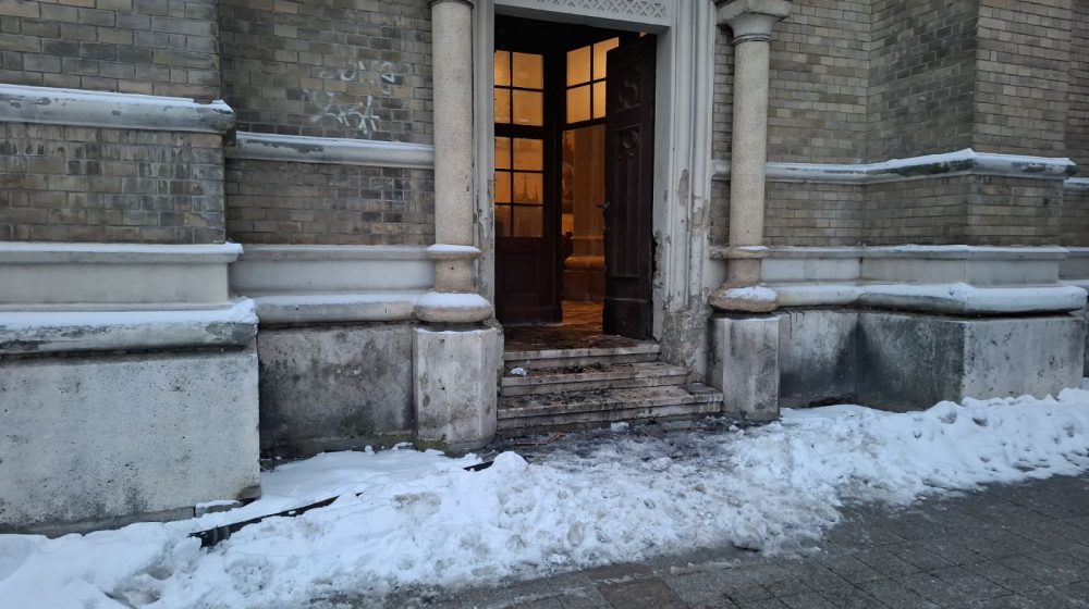 Požar na vratima katoličke crvke Svetog imena Marijina u Novom Sadu, sumnja se da je podmetnut 11