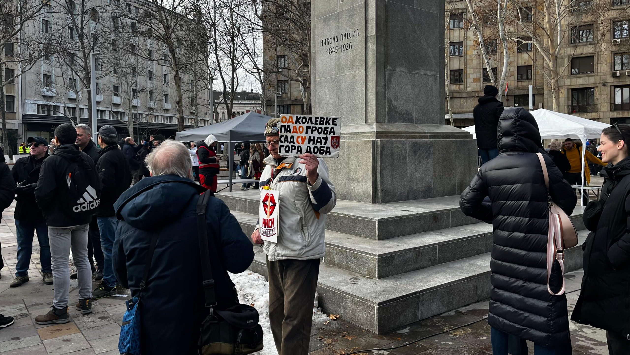 (BLOG) "Zajedno uz studente": Na Trgu Nikole Pašića zborovi, glumci, trkači i studenti, okupljanje u toku i u Pionirskom parku (FOTO) 3