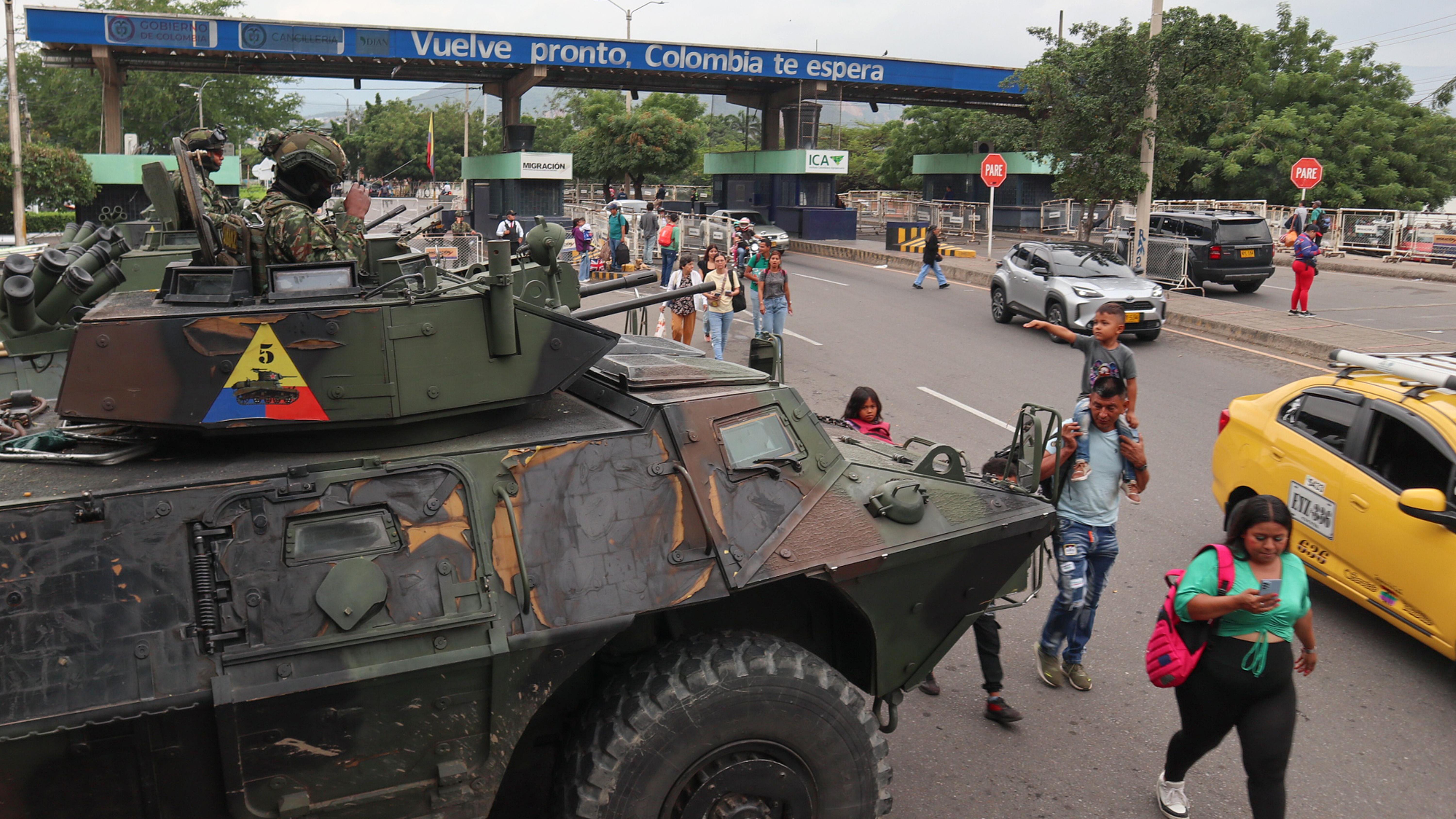 Stanovništvo Venecuele prelazi u Kolumbiju, koja je postavila vojsku na granicu
