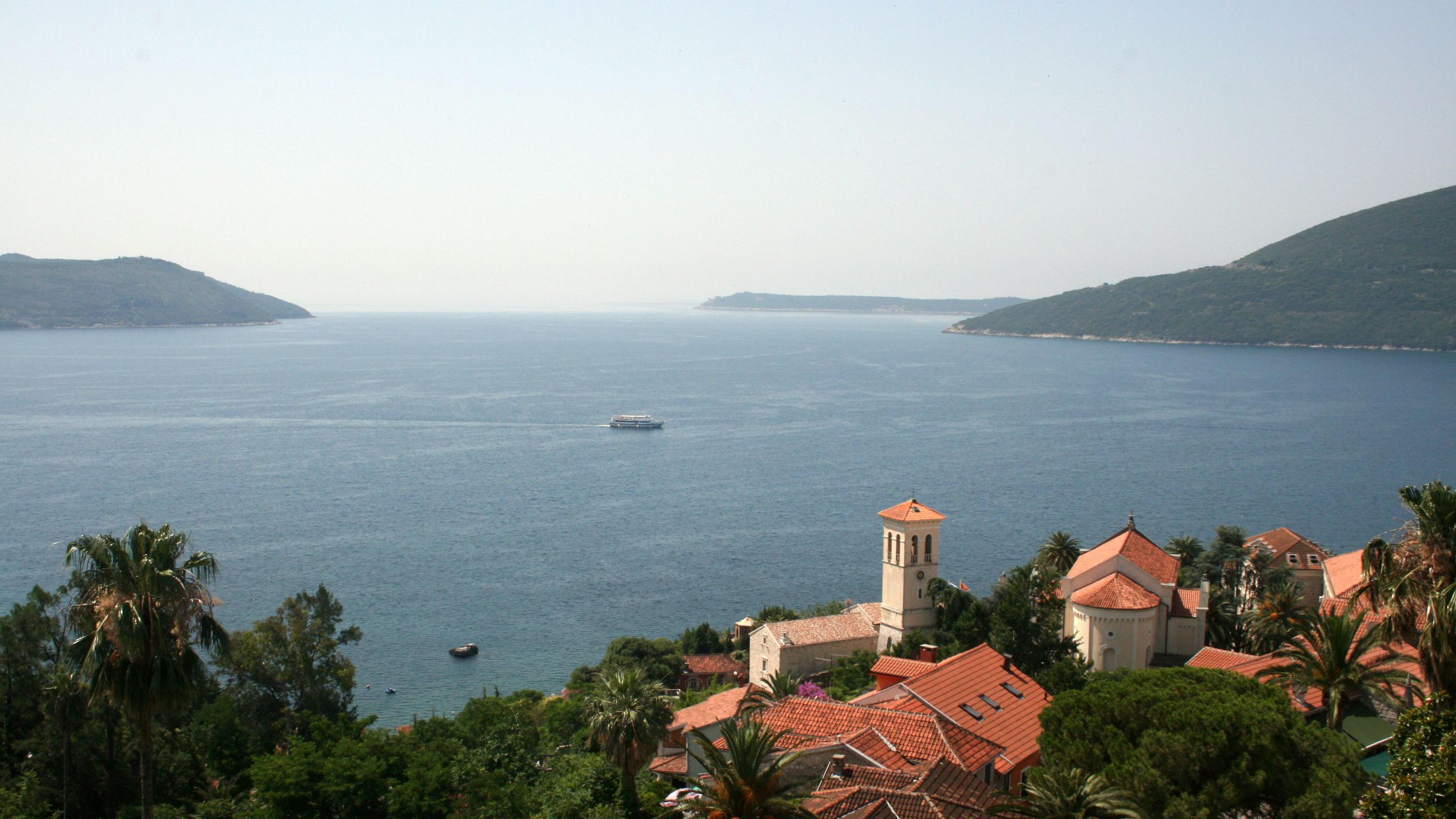 Urednik BBC Travela o Crnoj Gori: 'Odličan primer destinacije u usponu' 1 Pogled sa Perasta ka Bokokotorskom zalivu