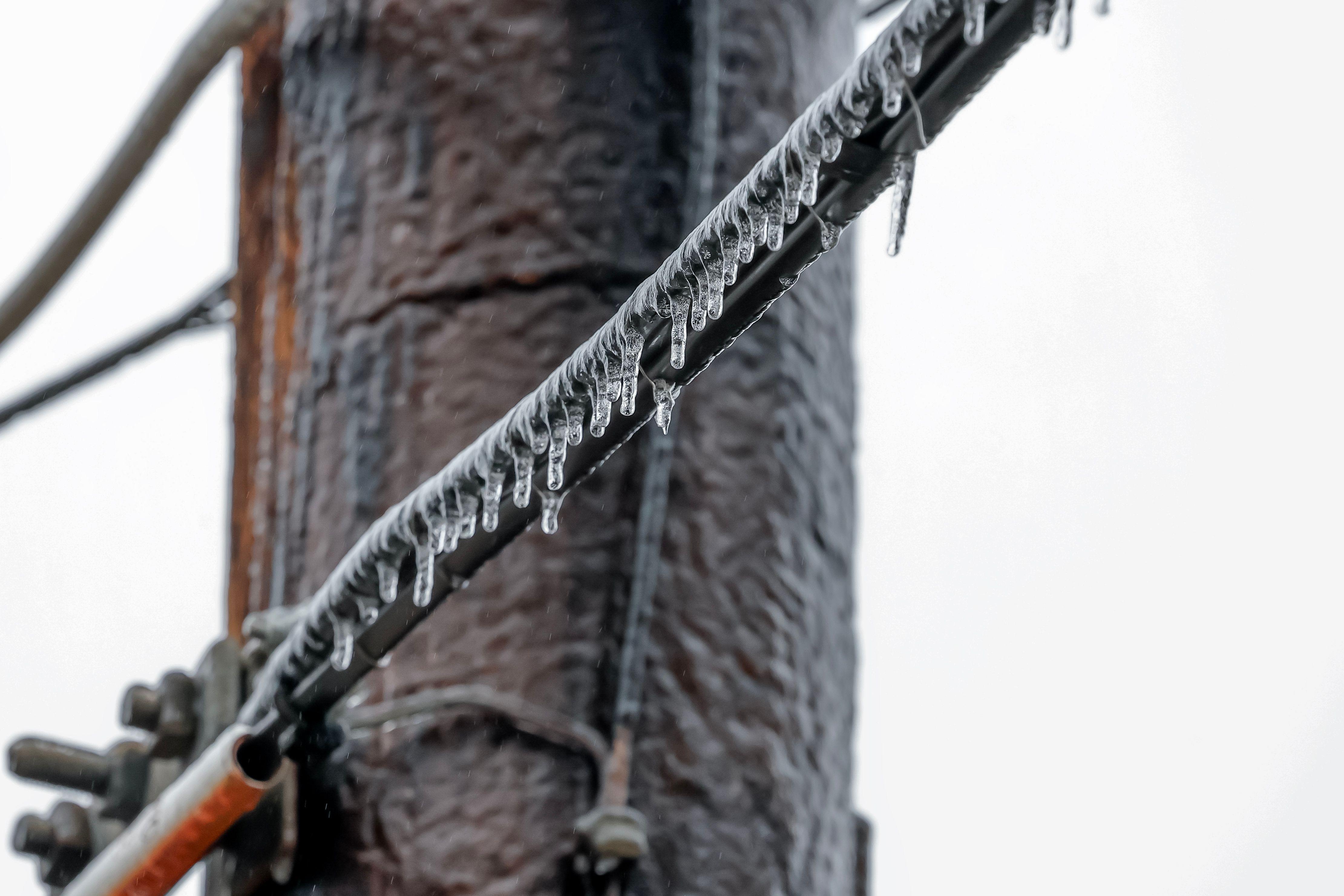 Snežna oluja paralisala Ameriku: Najmanje 14 mrtvih, stotine hiljada bez struje 13 zaleđeni stub za električnu energiju u Atlanti