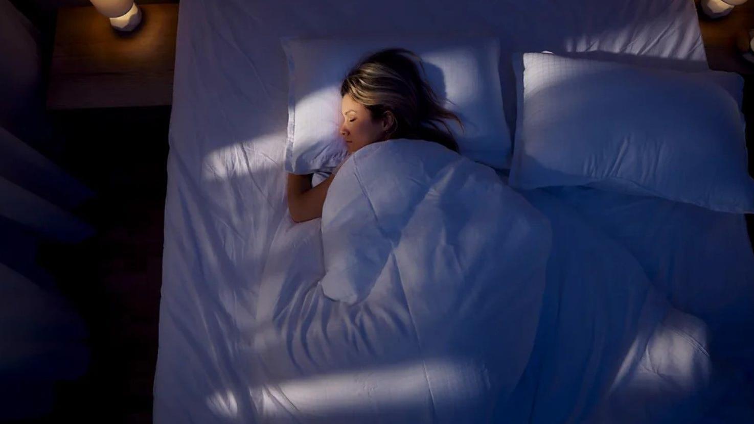 San, žena spava u krevetu, spavanje