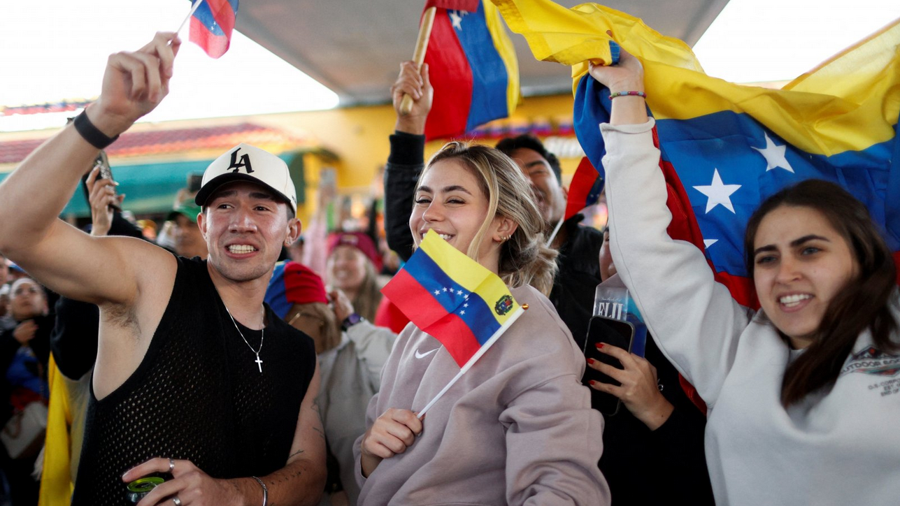 Amerika napala Venecuelu i 'zarobila' Madura, objavio Tramp 8 Ljudi drže zastave Venecuele i slave