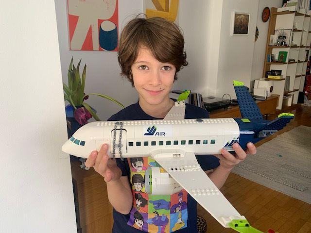 dečak sa avionom napravljenim od lego kockica