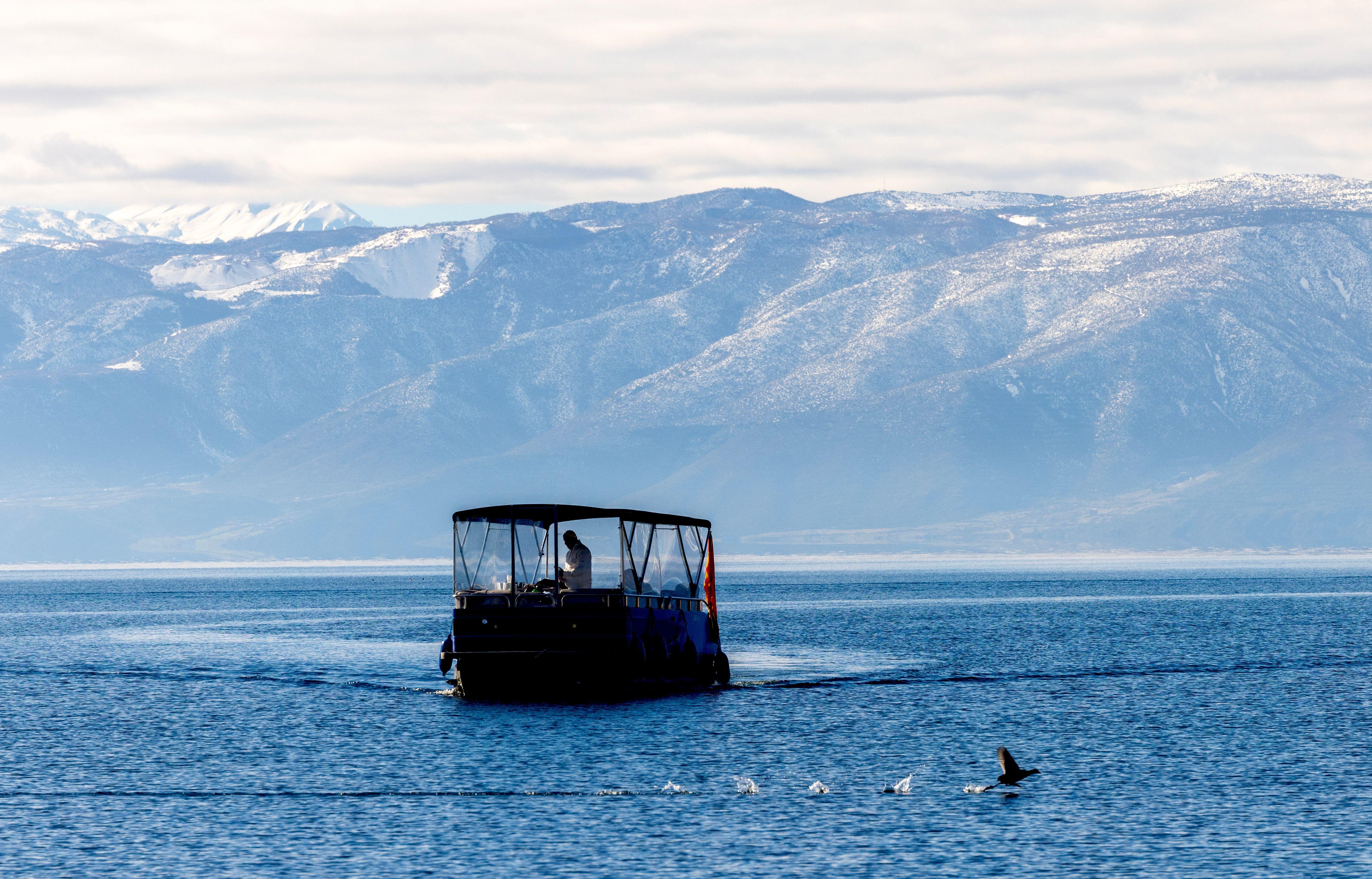 Brod klizi preko kristalne vode Ohridskog jezera, ohrid, ohridsko jezero  