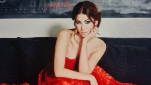 Glumica Lena Bogdanović već godinama je jedno od prepoznatljivih lica Pozorišta „Boško Buha“, teatra koji je odavno prevazišao okvire scene za decu i postao prostor snažne umetničke i društvene energije. U godini iza nas, obeleženoj studentskim protestima, društvenim tenzijama i jasnim podelama, umetnici su se našli u središtu javnog prostora, često bez prava na distancu.