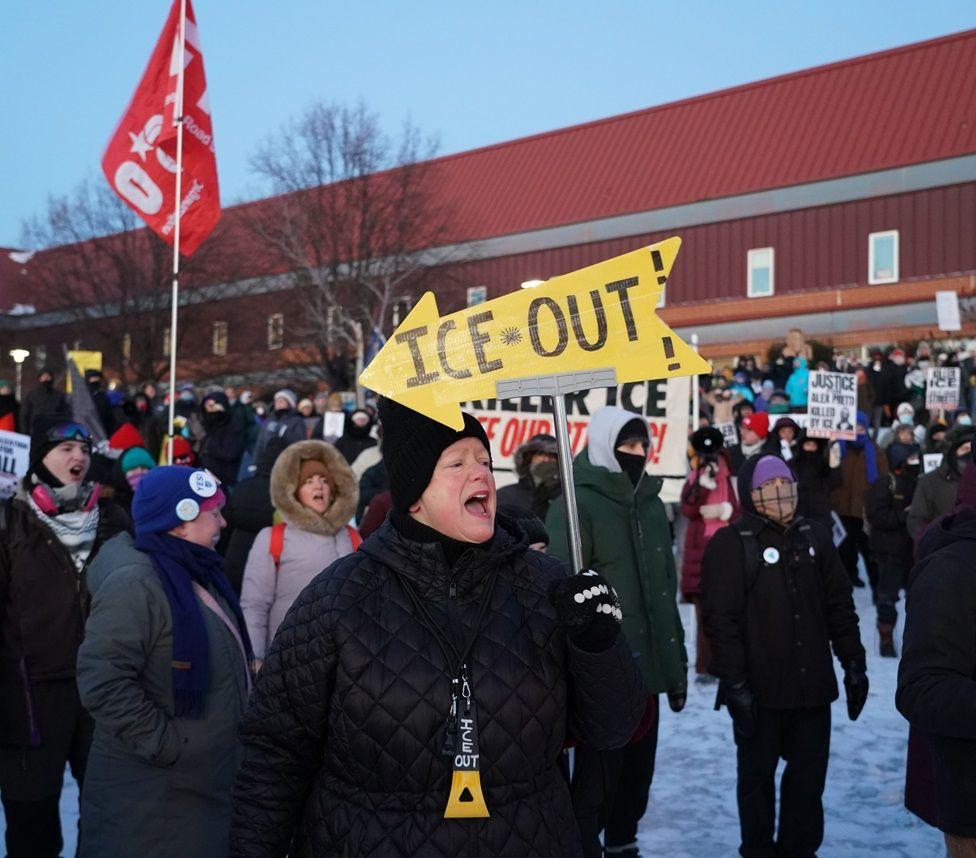 Žena drži parolu Ice napolje,