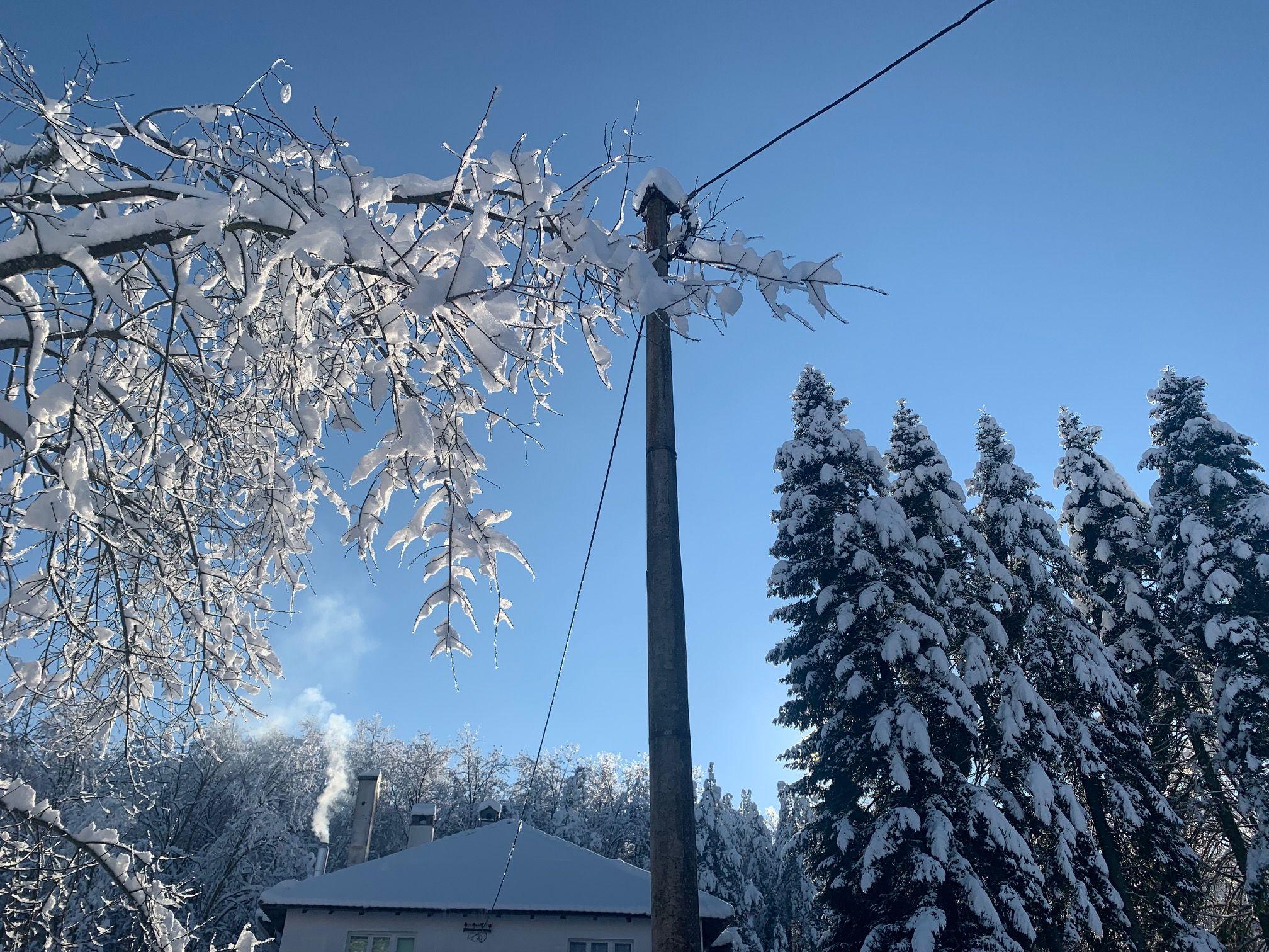 Lozica sedam dana bez struje zbog snega, vanredna situacija u 15 srpskih opština 12 sneg na drveću i krovu kuće i bandera