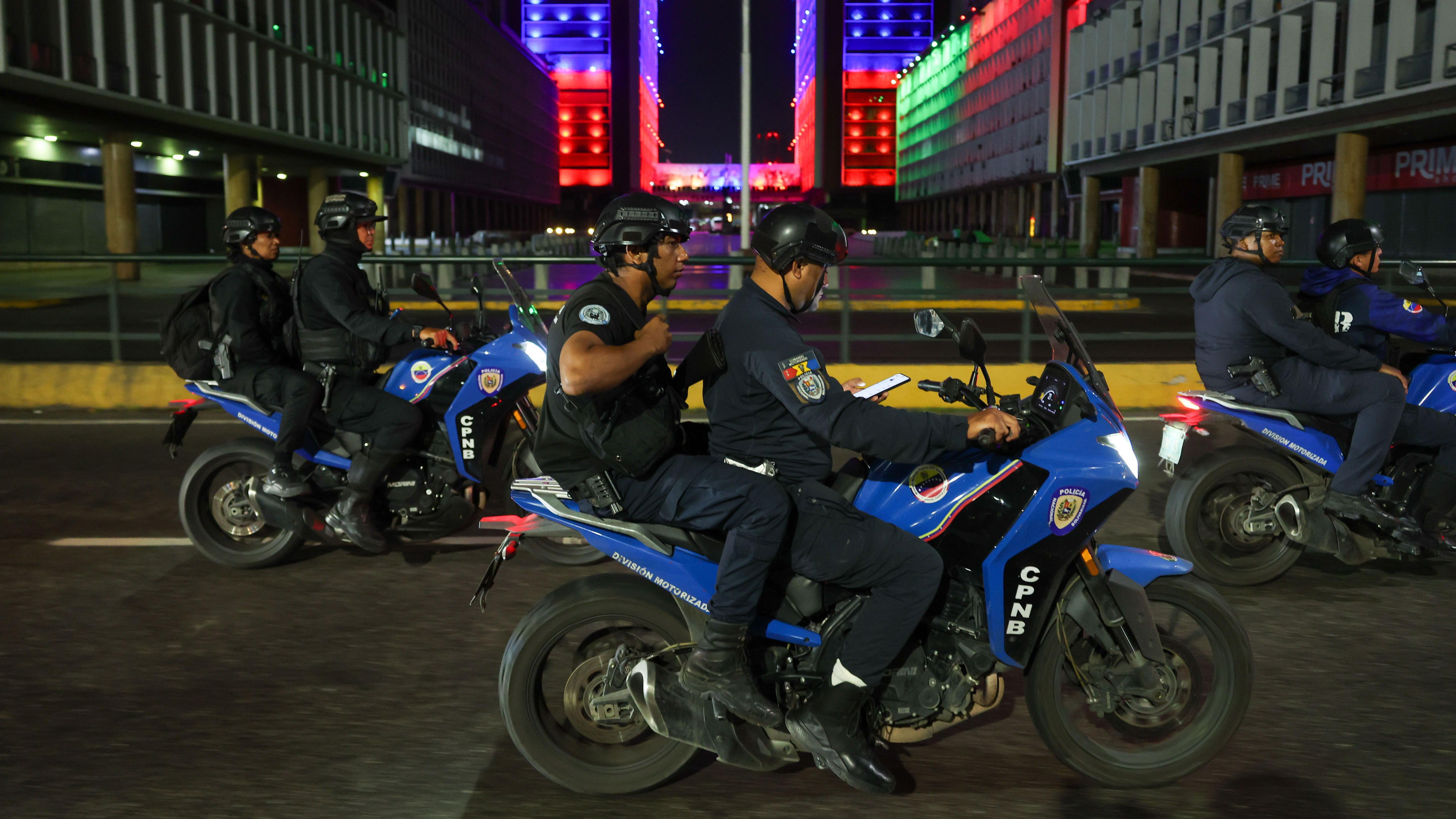 Amerika napala Venecuelu i 'zarobila' Madura, objavio Tramp 5 Policijske patrole na ulicama Karakasa