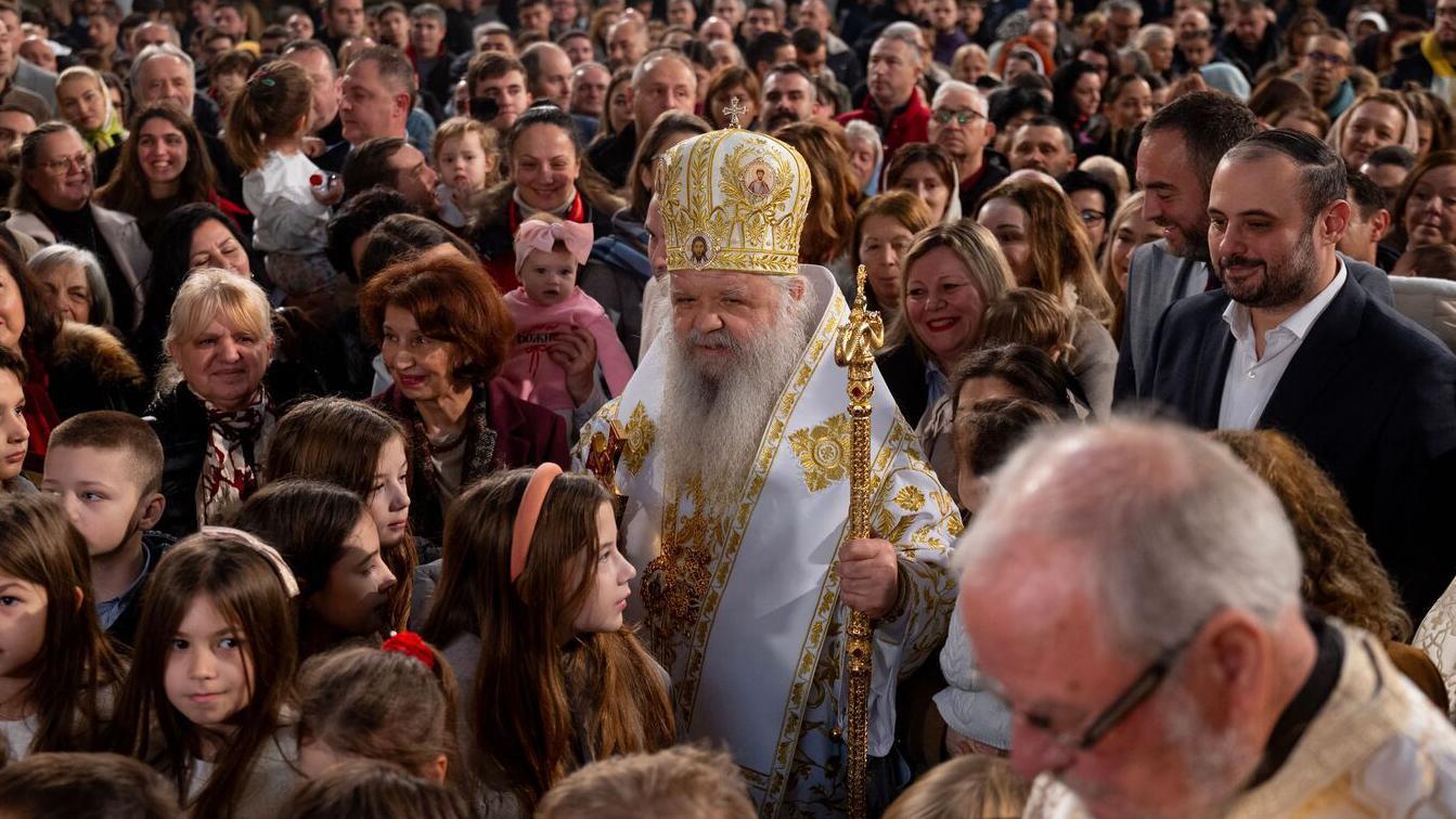 Sveštenik okružen decom i starijima u crkvi u Severnoj Makedoniji