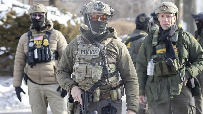 Agenti Službe za imigraciju i carinu (ICE) stoje na mestu gde je njihov kolega usmrtio 37-godišnju Rene Nikol Gud u Mineapolisu, u Minesoti, u Sjedinjenim Američkom Državama, 7. januara, 2026. godine. 