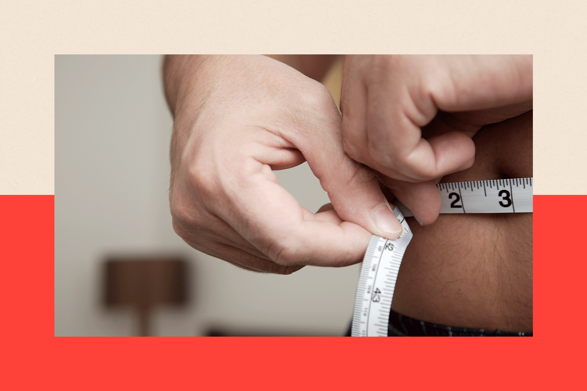 Čovek meri obim struka