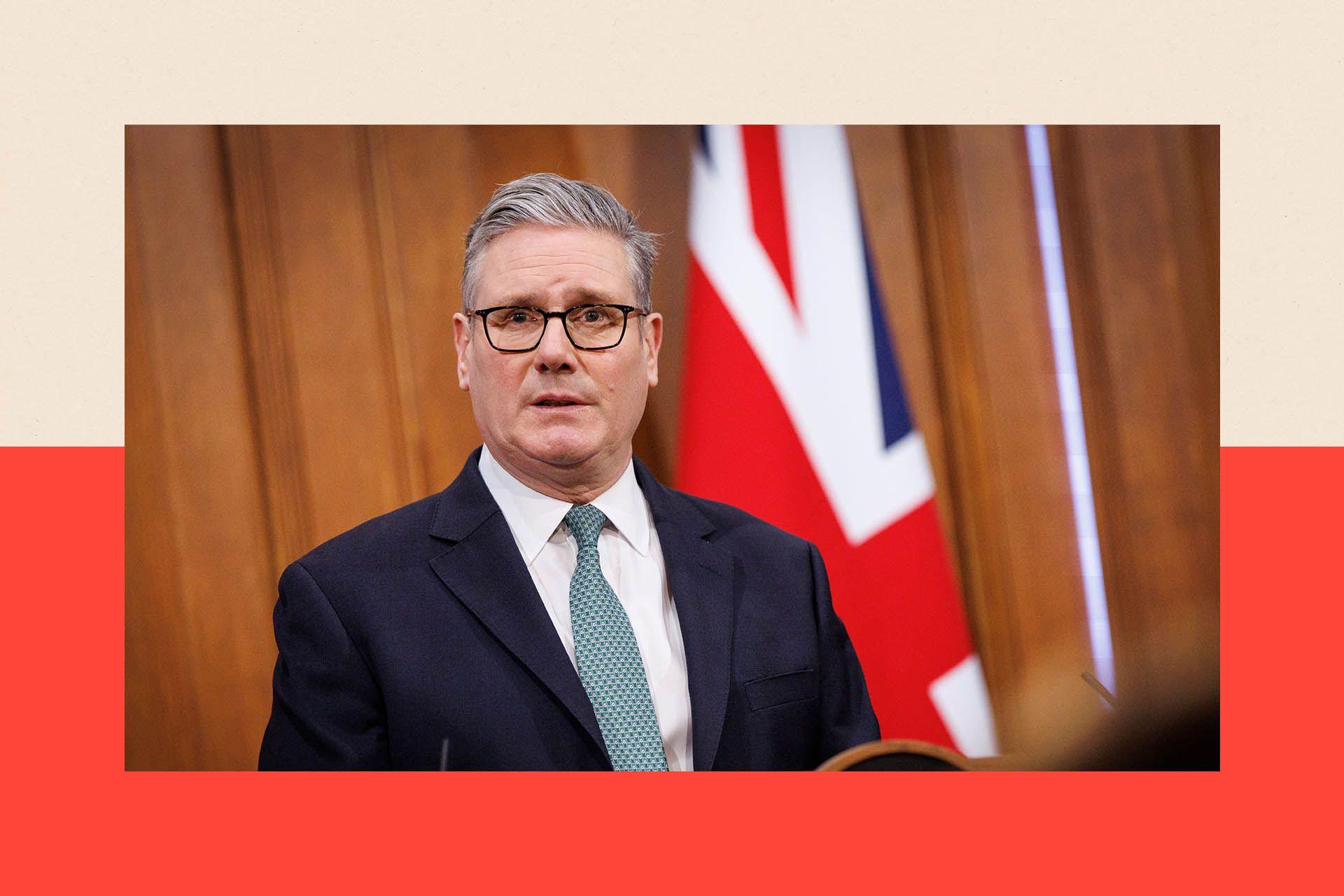 Muškarac u odelu za govornicom, Kir Starmer, britanski premijer