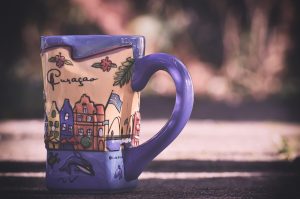 Svaki gutljaj iz obojene šolje ili papirne čaše je na vašu odgovornost 2 Svaki gutljaj iz obojene šolje ili papirne čaše je na vašu odgovornost 2