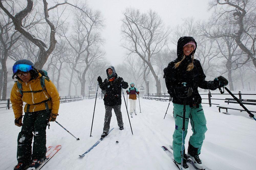Snežna oluja paralisala Ameriku: Najmanje sedmoro mrtvih, stotine hiljada bez struje 10 mećava u njujorku, skijaši po snegu u Njujorku