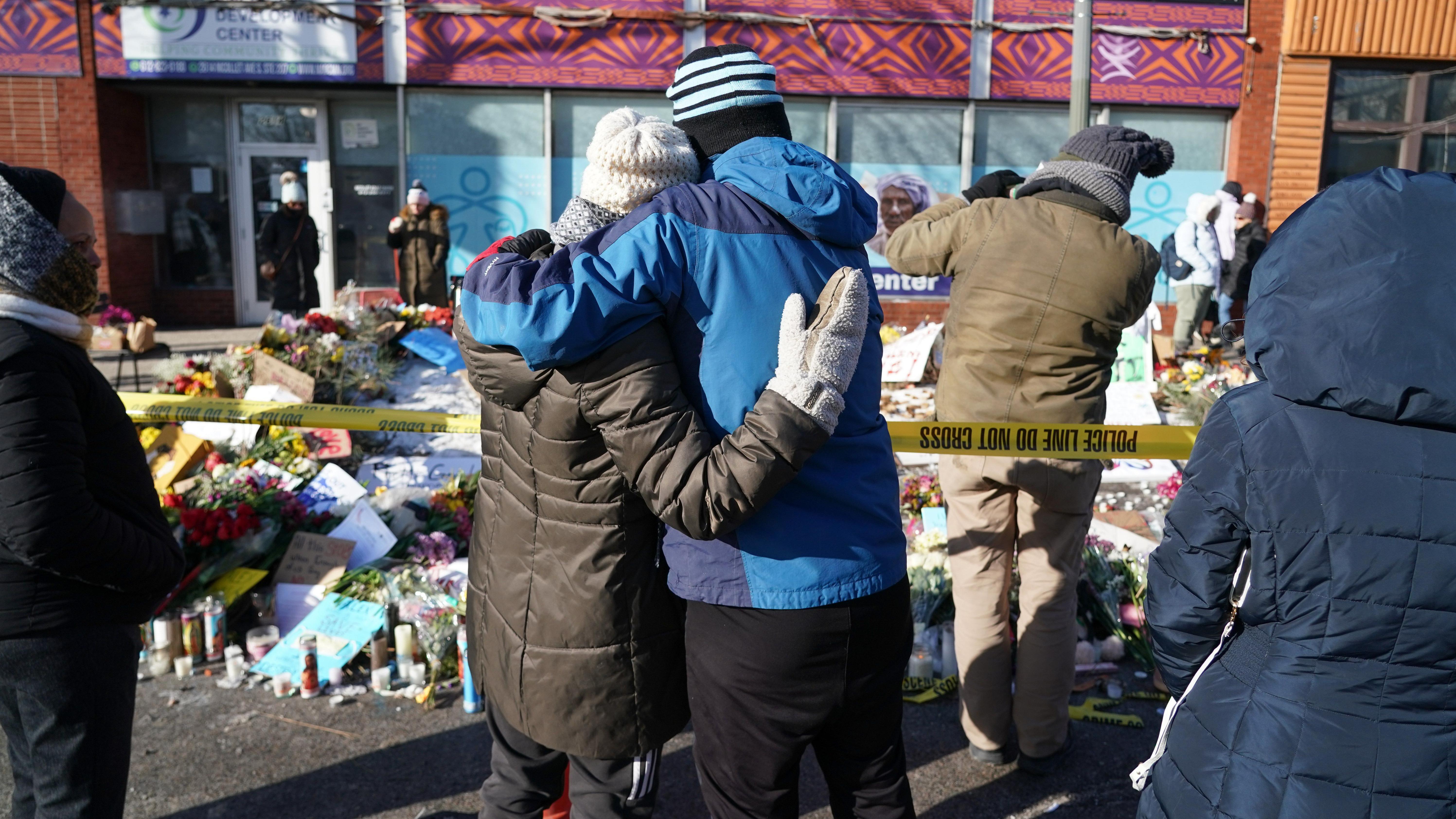 Ko je Greg Bovino, glavni izvršilac Trampove politike masovnih deportacija 2 Dvoje ljudi se teše 26. januara 2026. godine kod mesta gde su ICE agenti ubili Aleksa Pretija. Cveće i sveće su položeni iza žute policijske trake