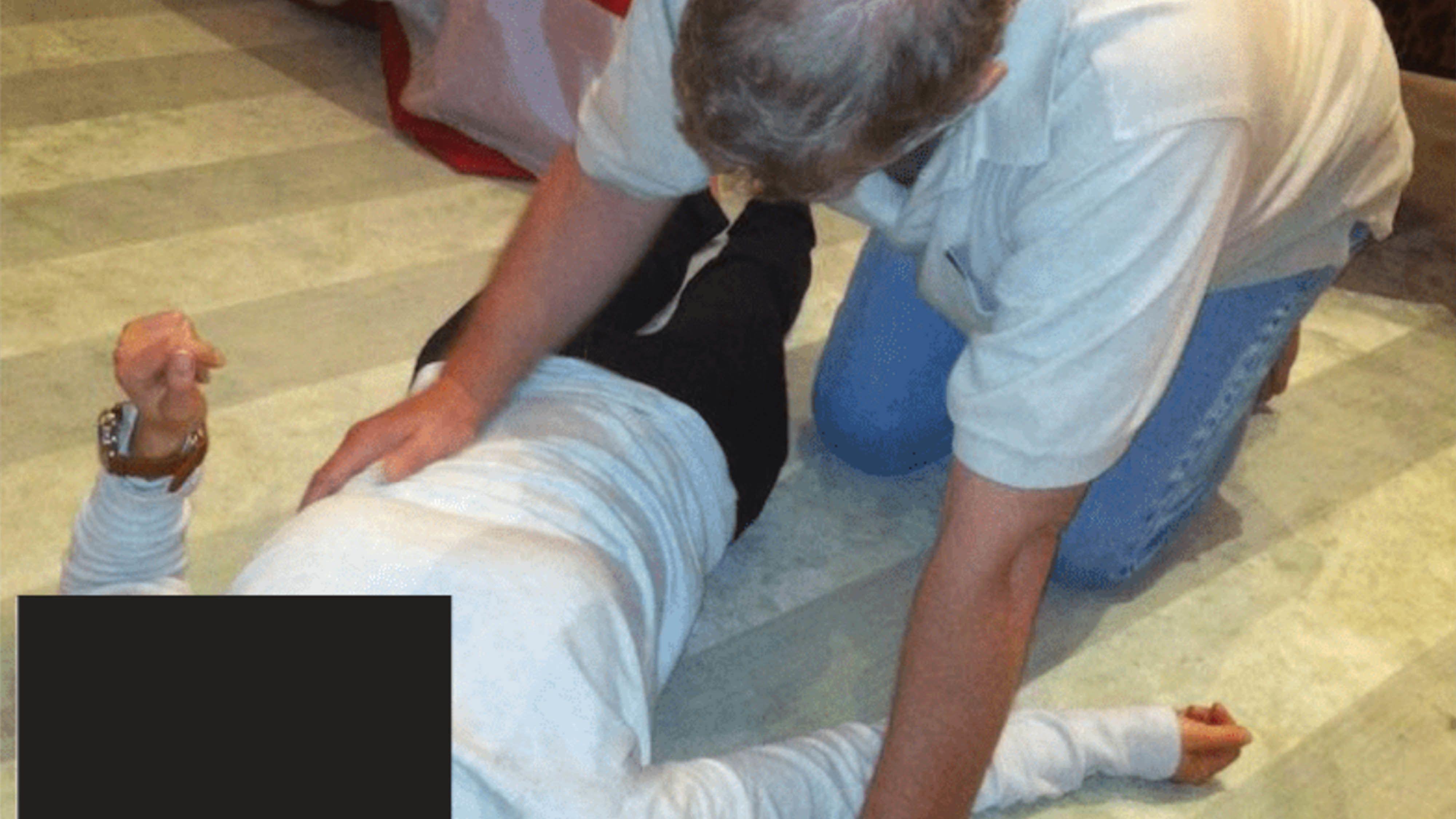 endru, doskorašnji britanski princ Endru, brat kralja Čarlsa, na fotografiji nad telom neidentifikovane žene - slika je objavljena u najnovijim dokumentima o seksualnom prestupniku, pokojnom Džefriju Epstinu