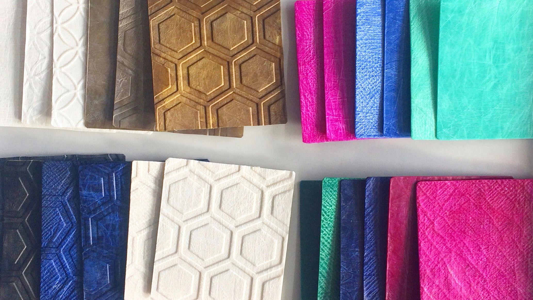 primerci materijala nalik na kožu u različitim bojama 