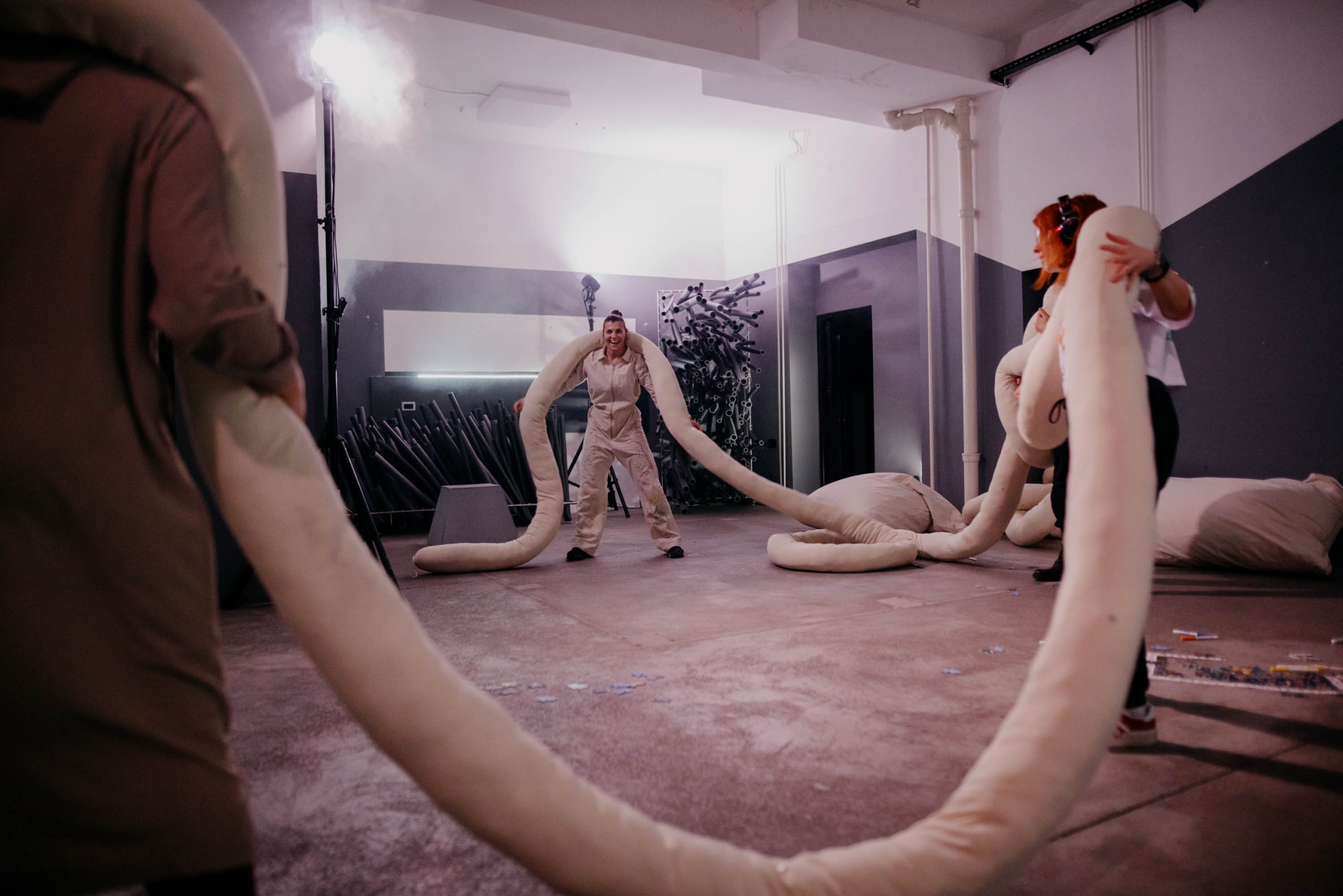 Siroto, moćno pozorište, uporno i neuništivo, bori se da preživi, hrane ga glad i nepravda, zabrane i ignoracija: Mesec nezavisne scene u Bitef teatru 2