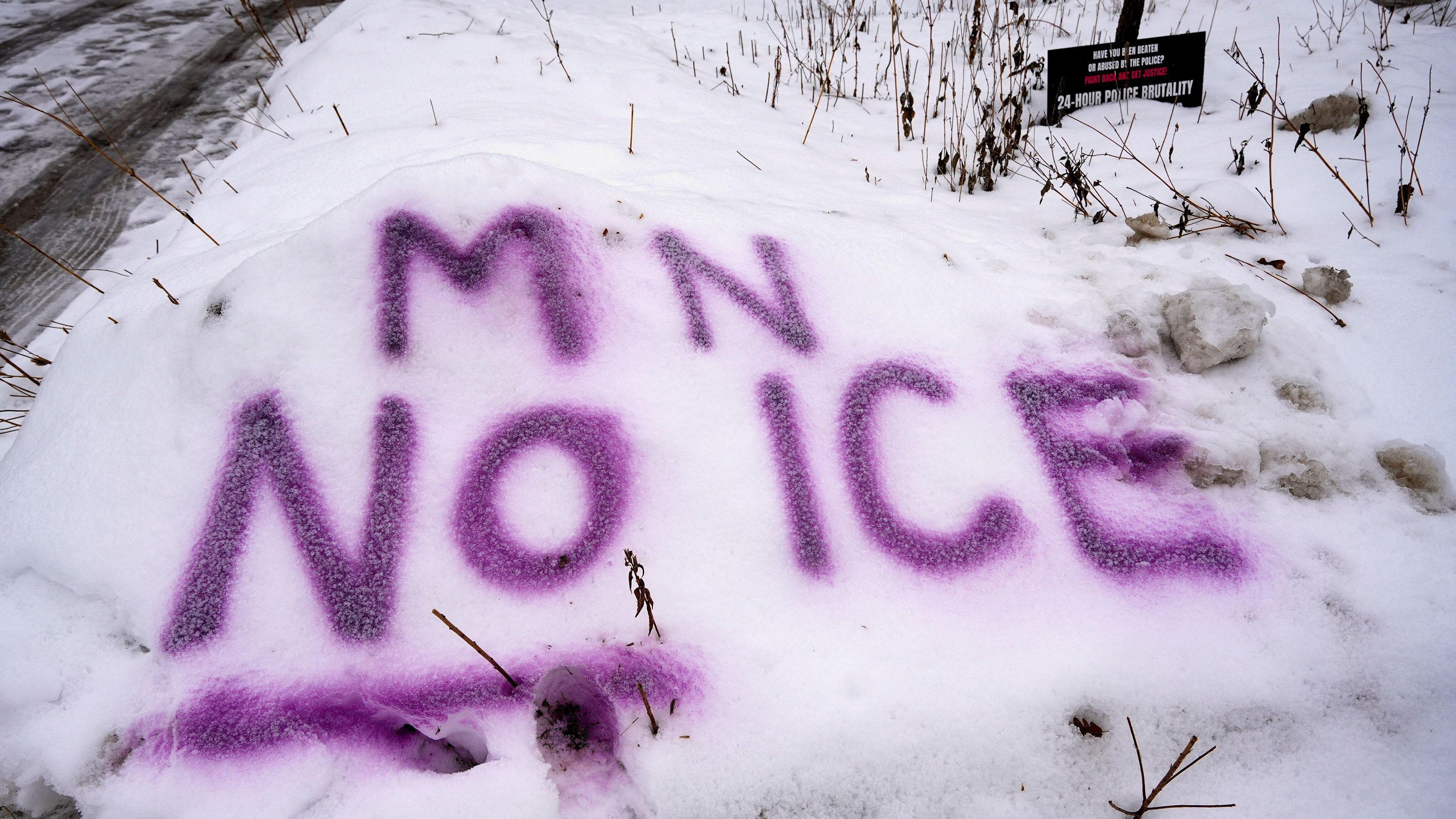 Protesti širom Amerike i kritike Beloj kući zbog ubistva žene u Mineapolisu 7 Poruka demonstranata u Mineapolisu