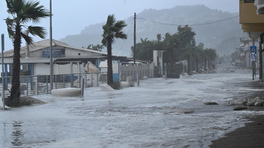 Moćna oluja 'Hari' zahvatila Siciliju: Talasi kao cunami, nosili sve 10
