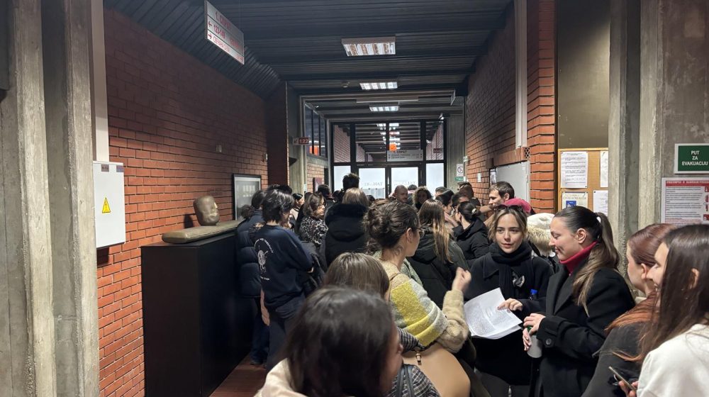 Grupa profesora blokirala Dekanat Filozofskog fakulteta u Novom Sadu 1